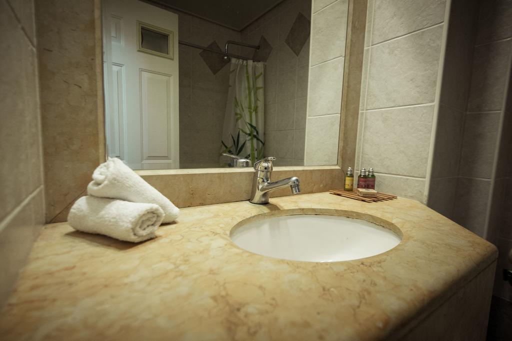 Faulty Towers Hotel Eilat Buitenkant foto
