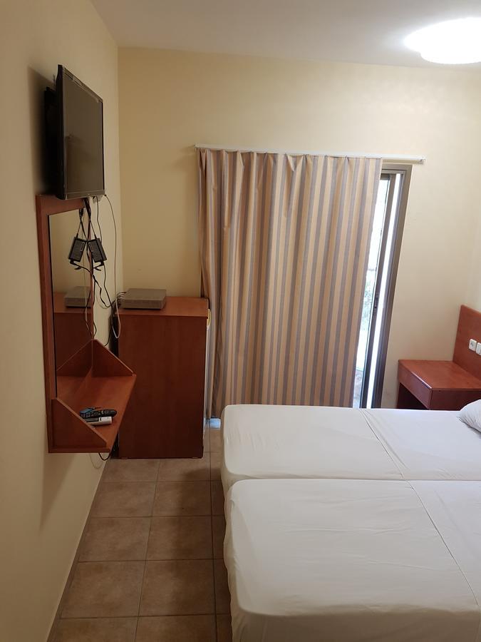 Faulty Towers Hotel Eilat Buitenkant foto