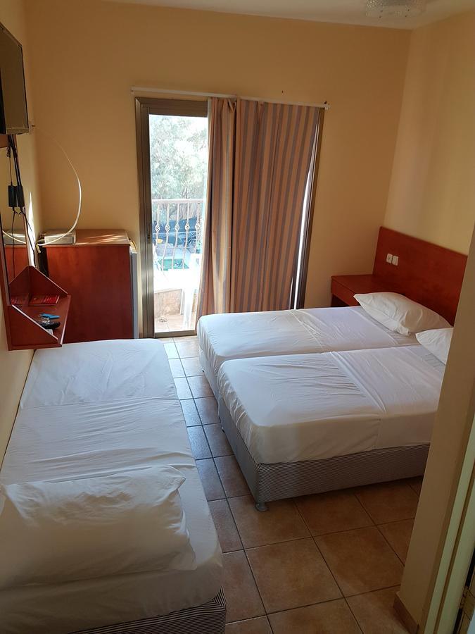 Faulty Towers Hotel Eilat Buitenkant foto